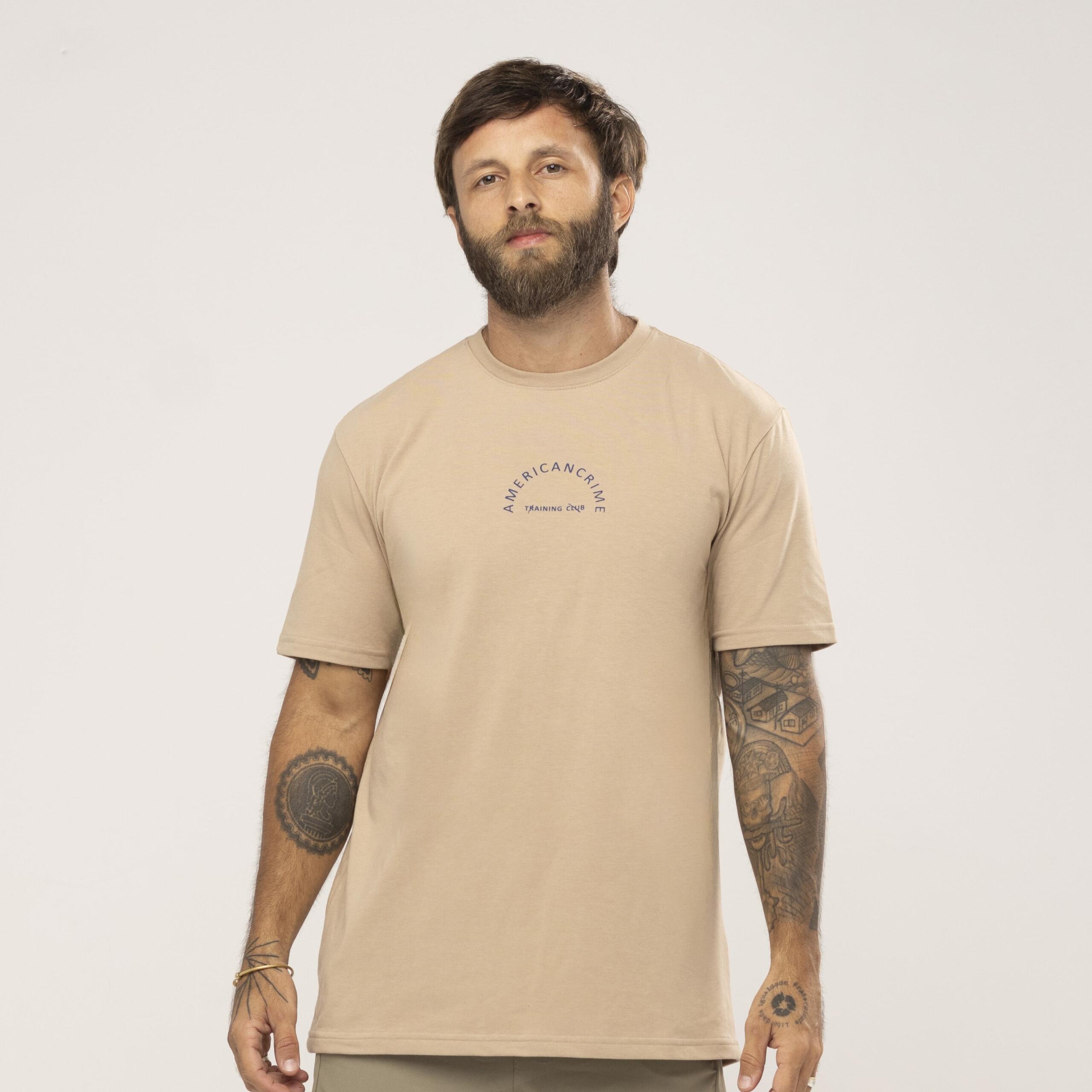 Camiseta bege frente de perto