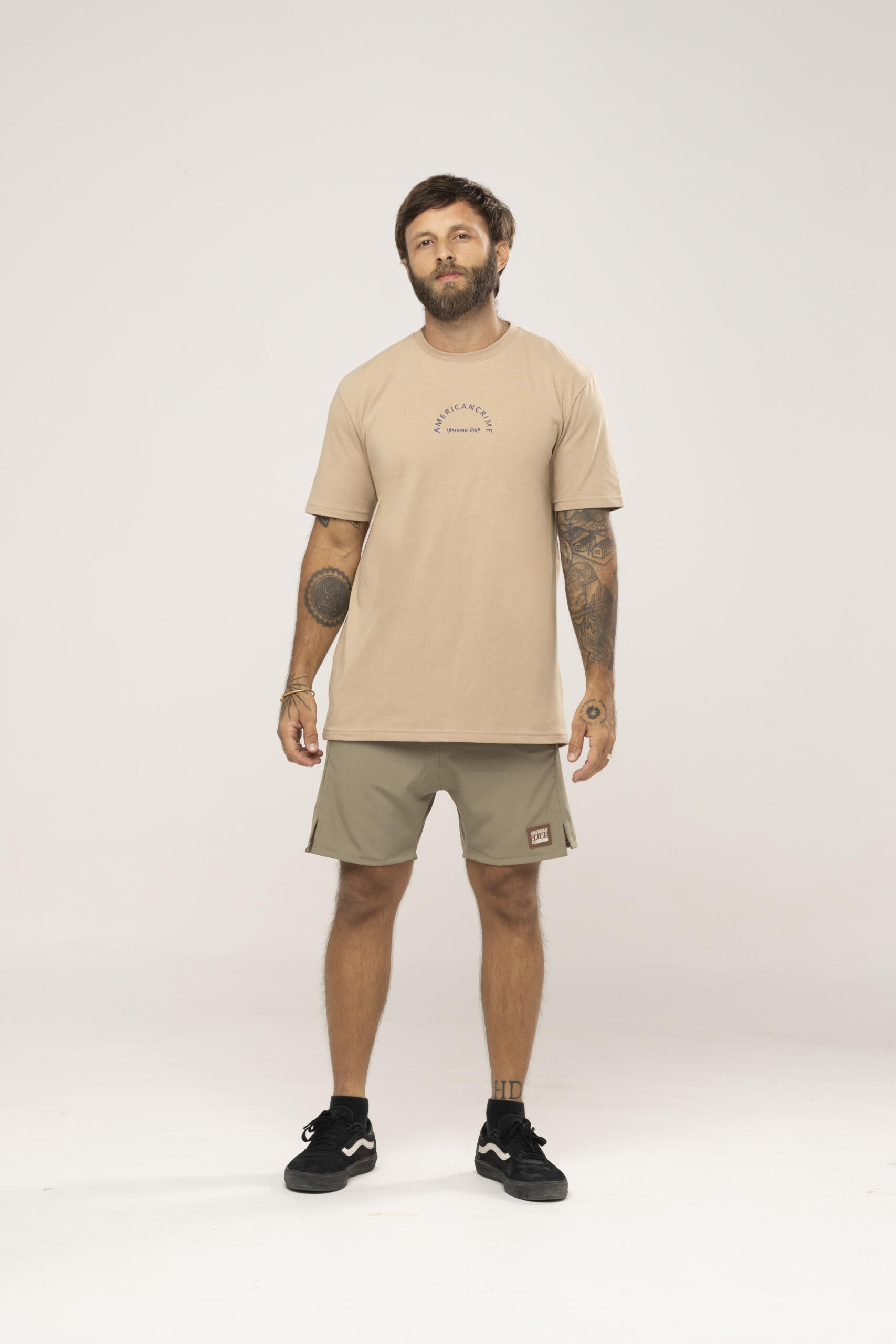 Camiseta bege nome azul pequeno frente – Copia