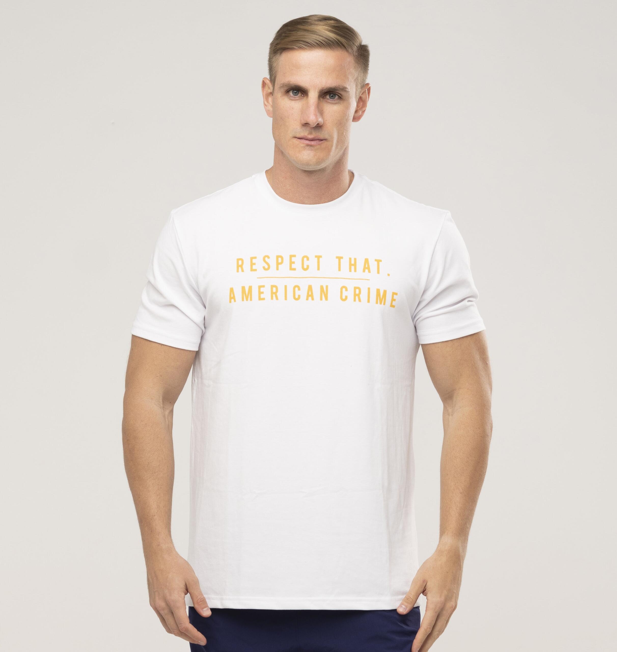 ok perto – camisa branca – nome amarelo